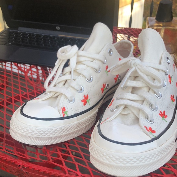 New CONVERSE CHUCK TAYLORS Cream Red Floral Stitched Tennies - Picture 1 of 12